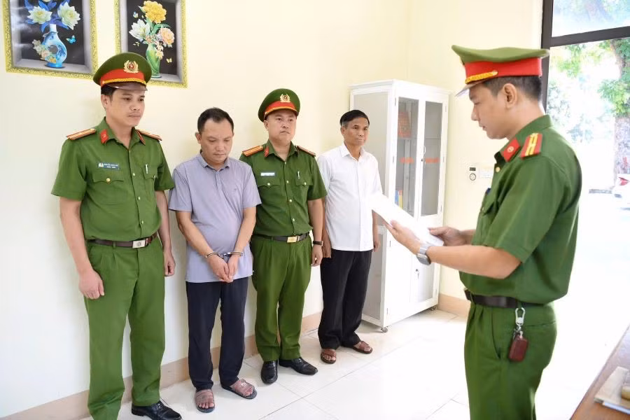 Cơ quan Cảnh sát điều tra Công an tỉnh Phú Thọ thi hành Lệnh bắt bị can để tạm giam đối tượng Đường Văn Thiết (ảnh: Công an tỉnh Phú Thọ).