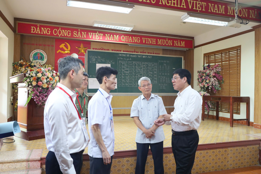 Đoàn kiểm tra công tác chuẩn bị tổ chức Kỳ thi tốt nghiệp THPT năm 2025 tại Trường THPT Nguyễn Tất Thành (TP Việt Trì). thi2.jpg
