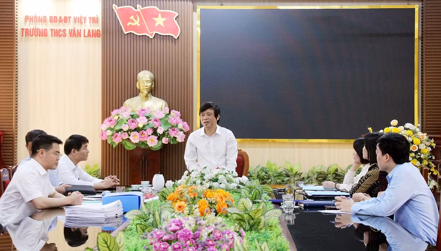 Ông Đỗ Thanh - Phó Giám đốc Sở GD&ĐT tỉnh Phú Thọ (đứng) phát biểu tại buổi kiểm tra việc thực hiện dạy thêm, học thêm tại Trường THCS Văn Lang, TP Việt Trì.