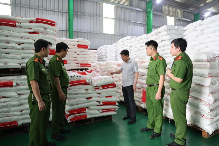 Đại tá Nguyễn Minh Tuấn - Giám đốc Công an tỉnh Phú Thọ (thứ 3 từ phải sang) trực tiếp có mặt tại hiện trường để chỉ đạo Cơ quan CSĐT khám xét khẩn cấp, thu thập chứng cứ chứng minh hành vi phạm của các đối tượng (ảnh: Công an tỉnh Phú Thọ).