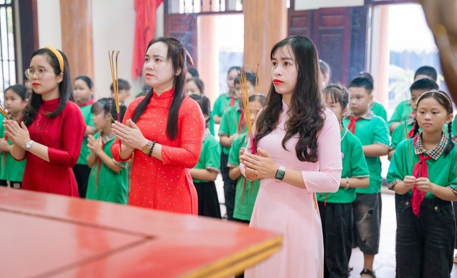 Cán bộ, giáo viên và học sinh trường Tiểu học Chu Hóa (TP Việt Trì) thành kính dâng hương Bác Hồ tại Nhà tưởng niệm Chủ tịch Hồ Chí Minh tại xã Chu Hoá. th-chu-hoa-2.jpg
