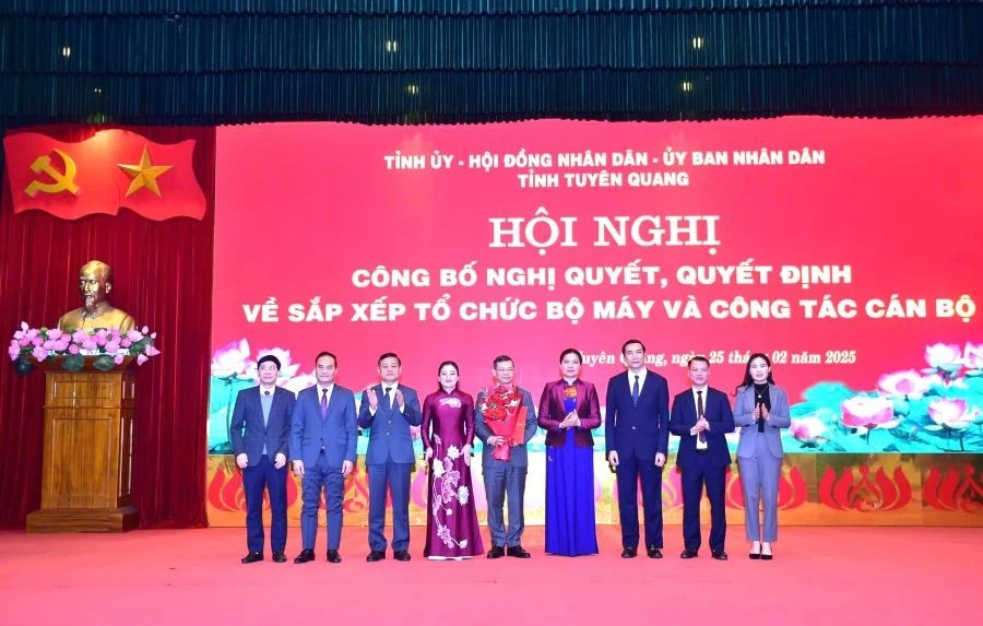 Bà Hà Thị Nga, Bí thư Tỉnh ủy Tuyên Quang (thứ tư từ phải sang) trao quyết định, chúc mừng Đảng bộ UBND tỉnh Tuyên Quang.