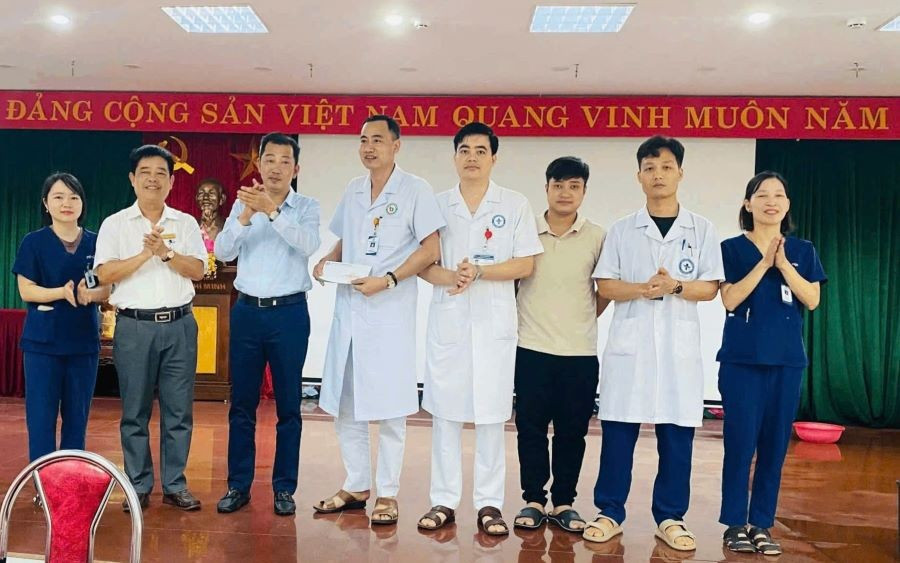 Lãnh đạo TTYT huyện Thanh Ba khen thưởng đột xuất ê kíp y bác sĩ.