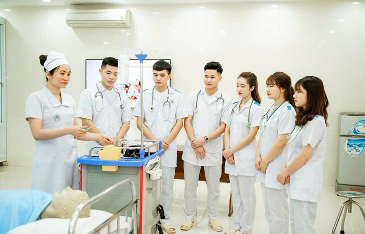 Trường Cao đẳng Y tế Phú Thọ không chỉ là địa chỉ tin cậy của hàng nghìn phụ huynh, học sinh mỗi mùa tuyển sinh, mà còn là nơi chắp cánh cho những ước mơ trở thành cán bộ y tế tận tâm, chuyên nghiệp, phục vụ cộng đồng. z6689503352800-14062d80cd4d4dbe5abfcbfd76deea1a.jpg