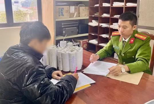 Đối tượng Nguyễn Gia Hưng (bên trái) tại cơ quan công an (ảnh Công an tỉnh Phú Thọ).