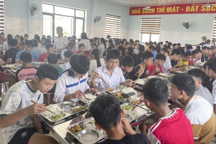Đảm bảo vệ sinh an toàn thực phẩm cho học sinh tại trường PTDTBT THCS Hùng Mỹ, huyện Chiêm Hóa (ảnh minh họa).