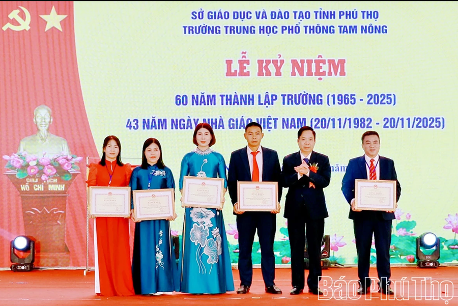 ການນຳພະແນກສຶກສາທິການ ແລະ ກີລາ ໄດ້ມອບໃບຍ້ອງຍໍຂອງກະຊວງສຶກສາທິການ ແລະ ກີລາ ໃຫ້ແກ່ໂຮງຮຽນ ແລະ ບຸກຄົນທີ່ມີຜົນງານດີເດັ່ນຈຳນວນໜຶ່ງ (ພາບ: ໜັງສືພິມ ພູທອຍ). 2.png