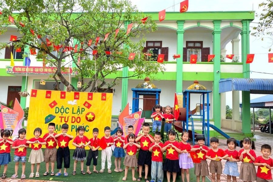 Trường Mầm non Cao Xá 2 (huyện Lâm Thao) rực rỡ cờ Tổ quốc không chỉ tô điểm cho khuôn viên trường thêm đẹp, mà còn là lời nhắc nhở sâu sắc về truyền thống anh hùng của dân tộc, về ý nghĩa to lớn của Ngày giải phóng miền Nam, thống nhất đất nước. mn-cao-xa-2-4.jpg