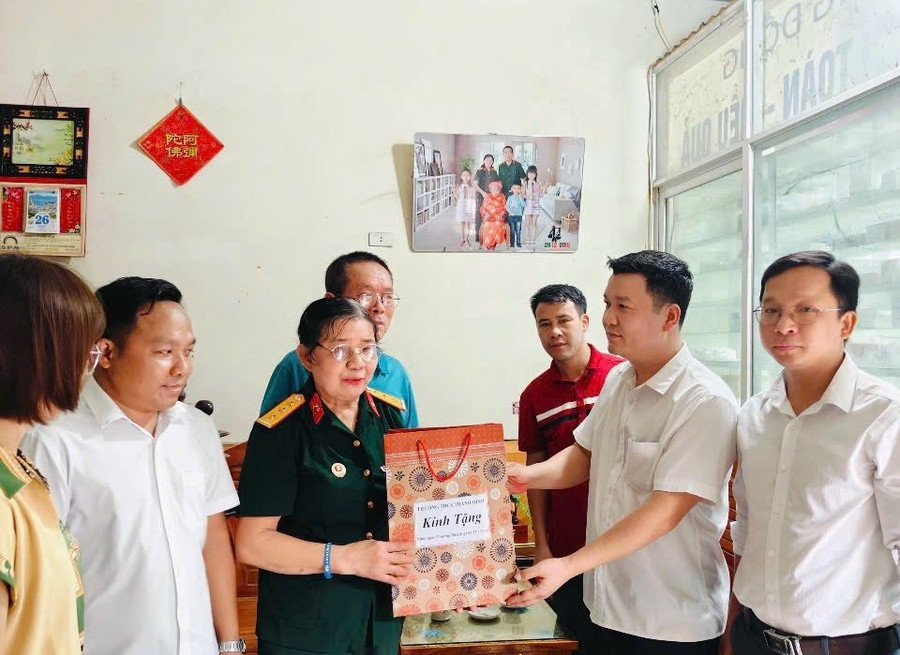 Ông Nguyễn Văn Quang - Hiệu trưởng Trường THCS Thanh Đình (thứ 2 bên phải sang) cùng cán bộ, giáo viên nhà trường thăm hỏi, tặng quà gia đình chính sách là người thân của cán bộ, giáo viên và nhân viên nhà trường. c2-thanh-dinh-2.jpg