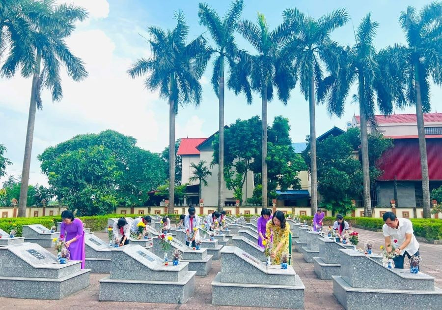 Cán bộ, giáo viên và học sinh trường THCS Thanh Vân dâng hương tưởng tại Đài tưởng niệm các Anh hùng Liệt sỹ Thanh Vân. c2-thanh-van.jpg