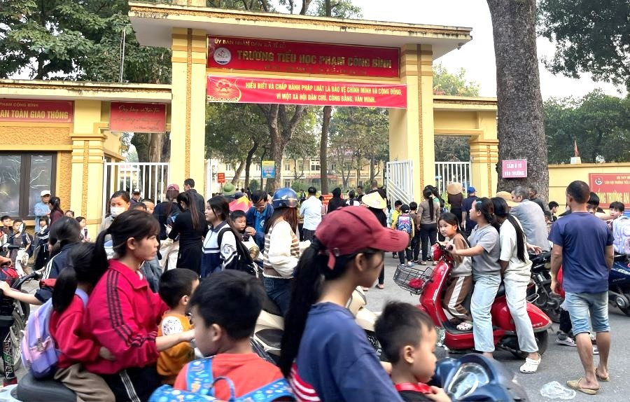 Giờ đón học sinh tại Trường Tiểu học Phạm Công Bình, xã Tề Lỗ (ảnh chụp chiều ngày 2/12/2025).