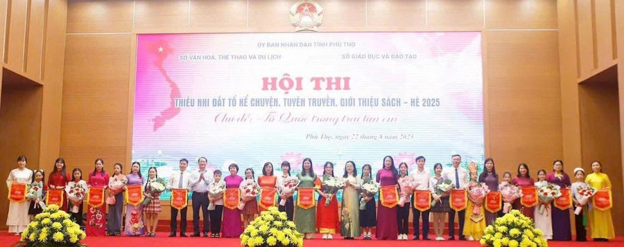 Ban tổ chức tặng hoa, trao cờ lưu niệm cho đại diện các đội thi.