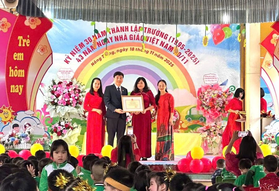 Bộ GD&ĐT tặng Bằng khen cho Trường Mầm non Nông Trang có thành tích xuất sắc nhân dịp kỷ niệm 30 năm thành lập trường.