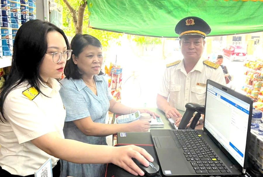 Cán bộ Thuế hướng dẫn hộ kinh doanh sử dụng, tạo lập hóa đơn điện tử khởi tạo từ máy tính tiền.
