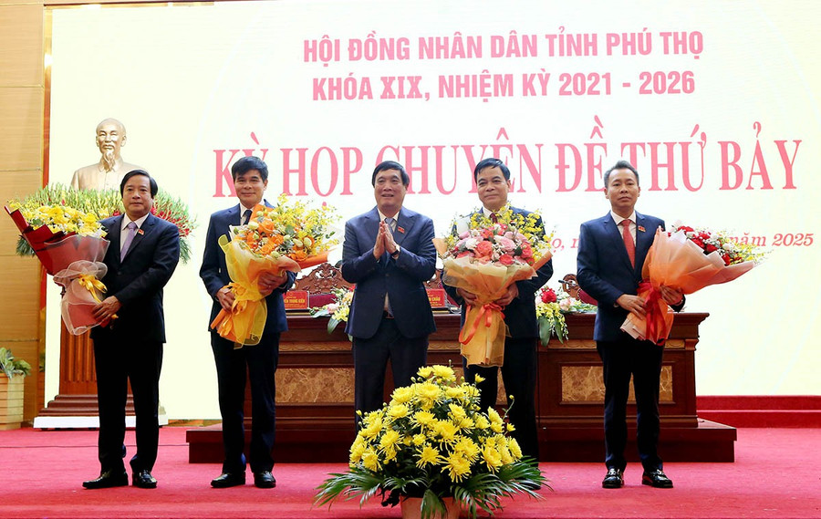 Ông Bùi Minh Châu, Bí thư Tỉnh ủy, Chủ tịch HĐND tỉnh Phú Thọ tặng hoa chúc mừng Phó Chủ tịch HĐND tỉnh, Phó Chủ tịch UBND tỉnh và chia tay các cán bộ nghỉ hưu, chuyển công tác.