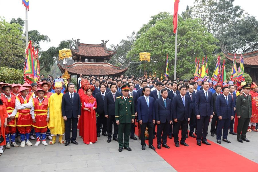 Lãnh đạo tỉnh Phú Thọ cùng các đại biểu và nhân dân thành kính dâng hương giỗ Đức Quốc Tổ Lạc Long Quân.