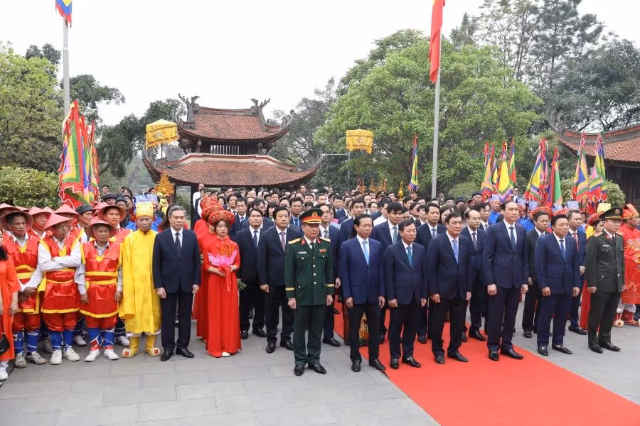 Lãnh đạo tỉnh Phú Thọ cùng các đại biểu và nhân dân thành kính dâng hương giỗ Đức Quốc Tổ Lạc Long Quân.