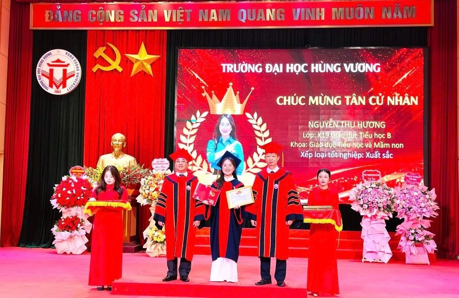 Lãnh đạo trường Đại học Hùng Vương trao bằng tốt nghiệp cho cử nhân Nguyễn Thu Hương xếp loại tốt nghiệp Xuất sắc.