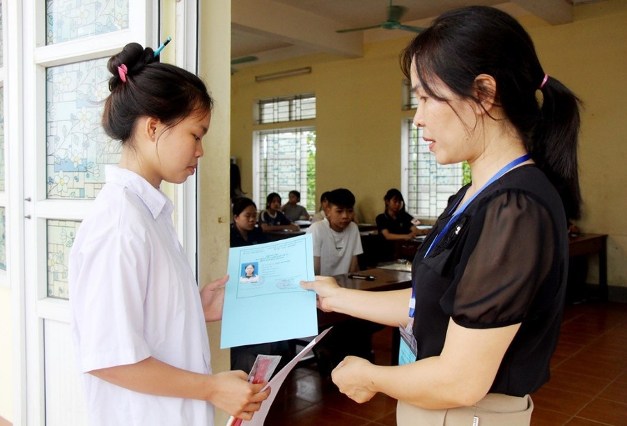Các thí sinh tại Hội đồng thi Trường THPT Thanh Sơn (huyện Thanh Sơn) làm thủ tục vào phòng thi. cac-thi-sinh-tai-hoi-dong-thi-truong-thpt-thanh-son-lam-thu-tuc-vao-phong-thi.jpg