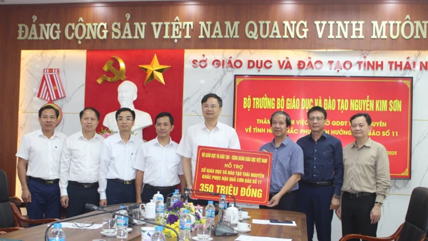Bộ trưởng Nguyễn Kim Sơn trao quà hỗ trợ Sở Giáo dục và Đào tạo tỉnh Thái Nguyên.