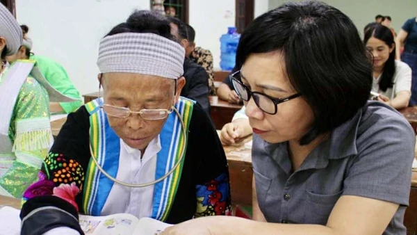 Bà Nguyễn Thị Nguyên, hiệu trưởng Trường PTDTBTTiểu học số 1 Văn Lăng hướng dẫn học viên tập đọc.