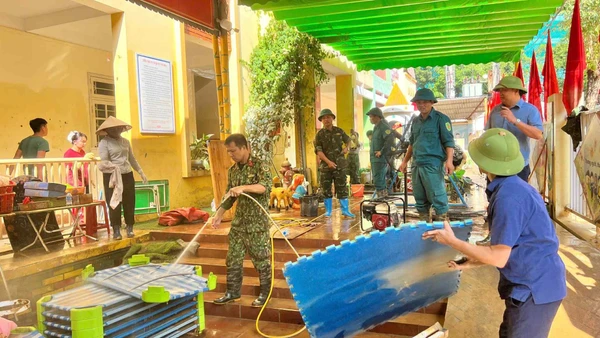 Các lực lượng tham gia dọn dẹp Trường Mầm non Trưng Vương.