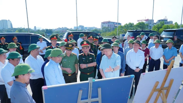 Tổng Bí thư Tô Lâm cùng đoàn công tác đã trực tiếp khảo sát thực tế tại cầu Bến Tượng.