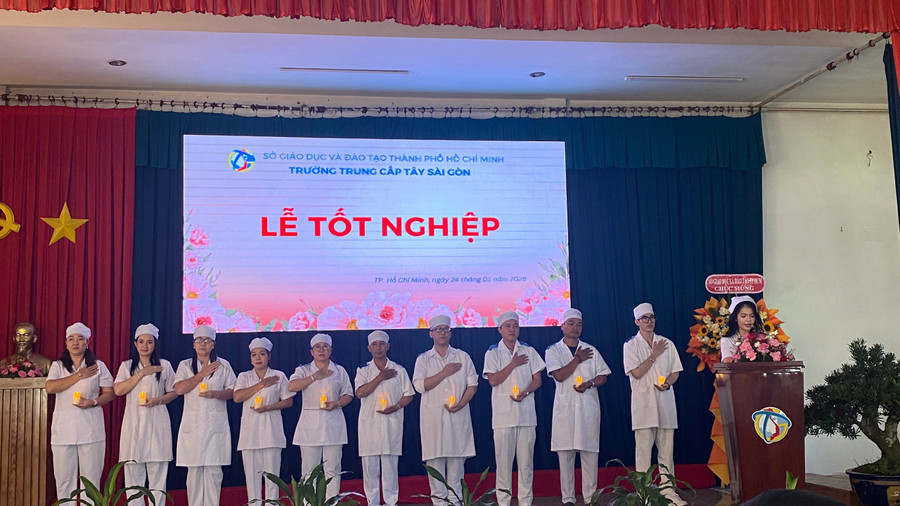 Học viên Trường Trung cấp Tây Sài Gòn đọc lời thề Hippocrates tại buổi lễ tốt nghiệp.