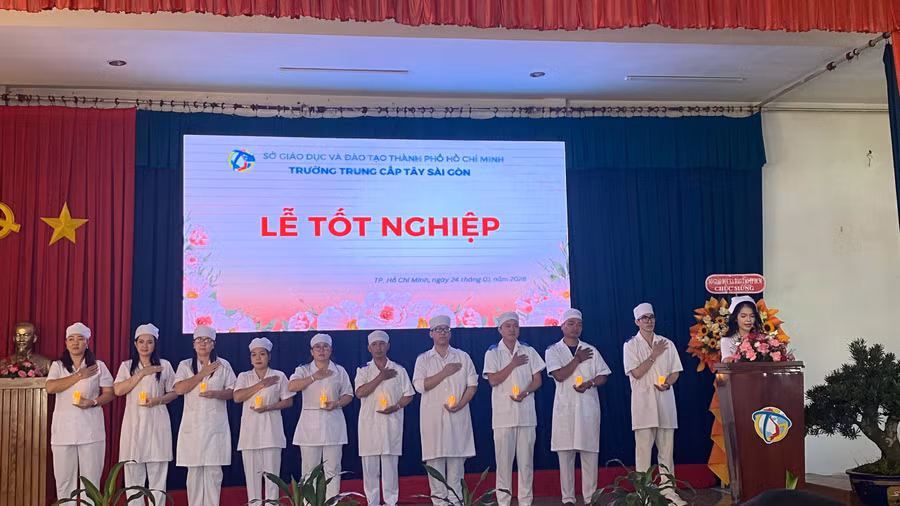Học viên Trường Trung cấp Tây Sài Gòn đọc lời thề Hippocrates tại buổi lễ tốt nghiệp.