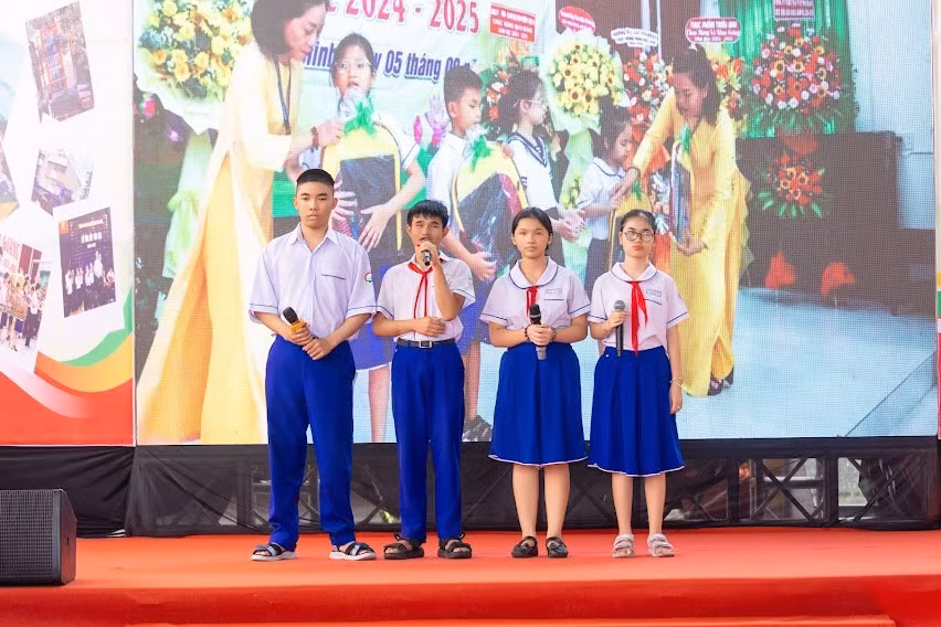 Tiết mục biểu diễn văn nghệ của các em học sinh Trường PTĐB Nguyễn Đình Chiểu.