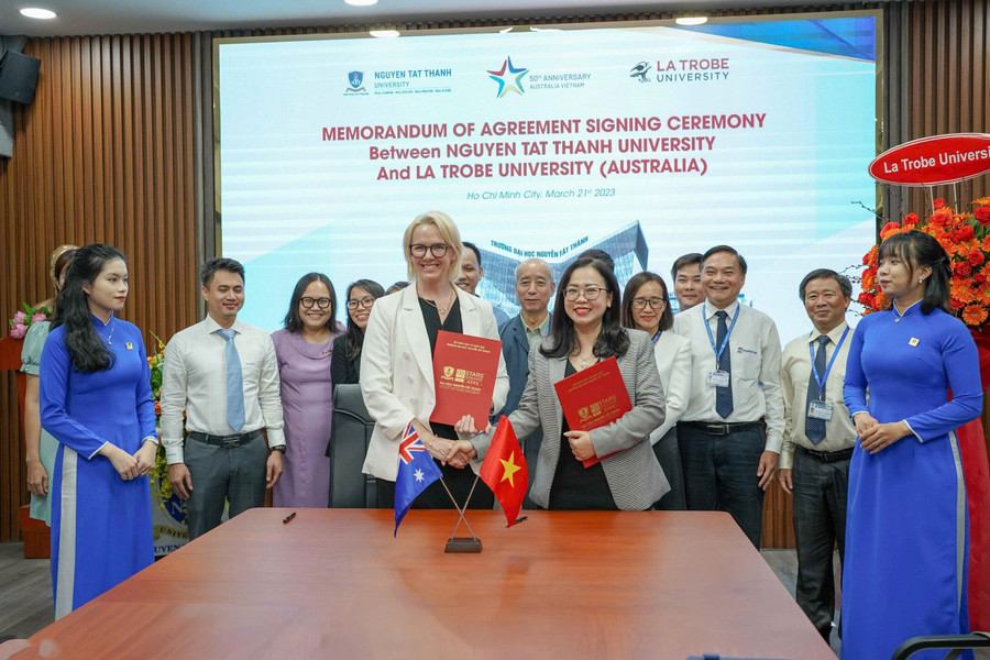pgsts-nguyen-lan-phuong-dai-dien-nha-truong-ky-ket-moa-hop-tac-voi-dh-la-trobe-uc.jpg