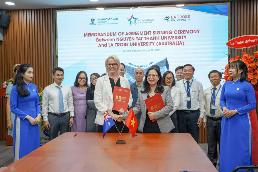 pgsts-nguyen-lan-phuong-dai-dien-nha-truong-ky-ket-moa-hop-tac-voi-dh-la-trobe-uc.jpg
