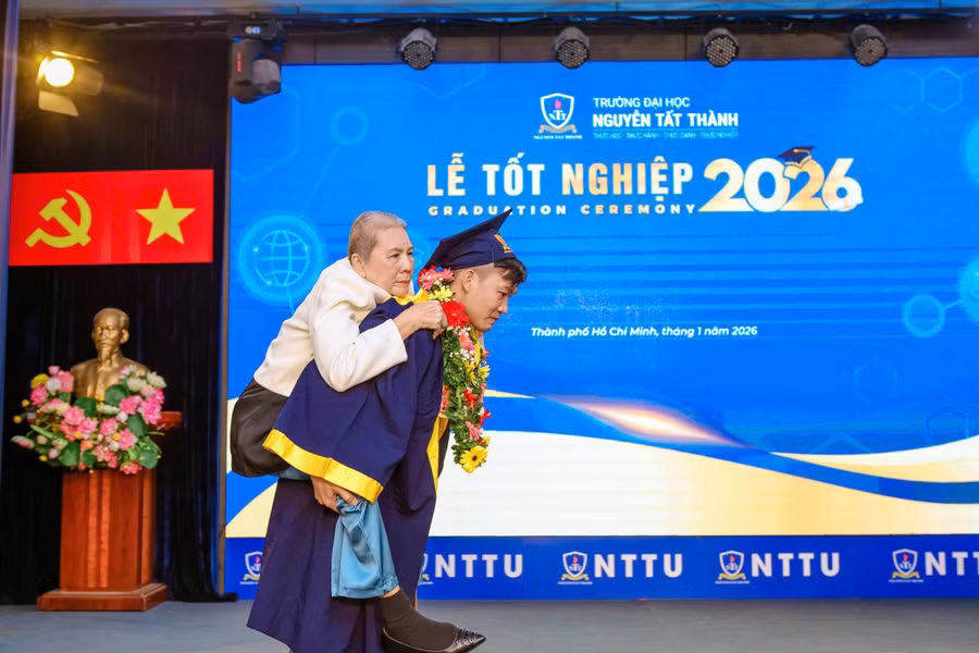 Tân cử nhân Phạm Trung Trí Dũng cõng mẹ lên nhận bằng tốt nghiệp loại xuất sắc.