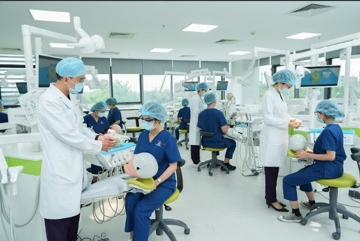 Các giờ học thực tế tại doanh nghiệp, bệnh viện giúp sinh viên Trường ĐH Nguyễn Tất Thành rút ngắn khoảng cách giữa kiến thức giảng đường và yêu cầu công việc thực tế.