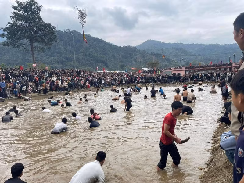 Hội thi bắt cá bằng tay nhằm tôn vinh, biểu dương những cá nhân, hộ gia đình có nhiều thành công trong phát triển nuôi trồng thủy sản trên địa bàn huyện Lâm Bình. 477074054-1180523304081131-4744506621807839012-n.jpg