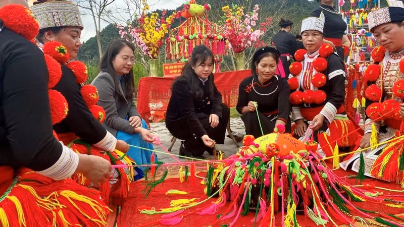 Hội thi khâu còn đẹp năm nay có sự tham gia của 10 đội thi đến từ các xã, thị trấn trên địa bàn huyện Lâm Bình mỗi đội thi gồm 6 người. Thể lệ là mỗi đội thi phải làm được ít nhất 15 quả còn trong vòng 60 phút, đội nào làm còn đẹp, chắc chắn, màu sắc đẹp, nhanh, nhiều còn hơn… sẽ chiến thắng. 476466008-1179917590808369-4311995599282655267-n.jpg