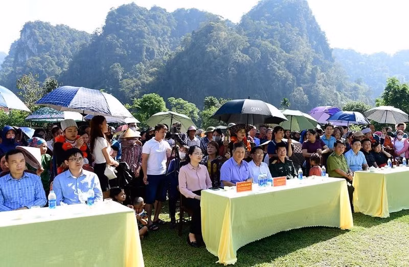 Lễ khai mạc du lịch Bản Biến năm 2025 thu hút nhiều người dân và du khách. 6.jpg