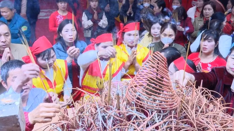 Người dân và du khách thành tâm kính lễ. 12-24.jpg