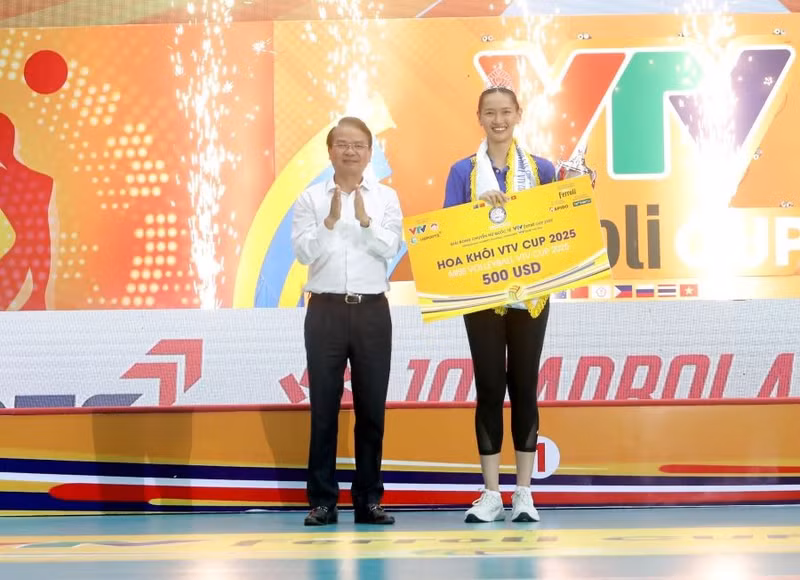 Ông Đặng Xuân Phong - Bí thư Tỉnh ủy Phú Thọ trao danh hiệu Hoa khôi VTV Cup cho vận động viên Lella Jane Cruz của Philippines. 2.jpg