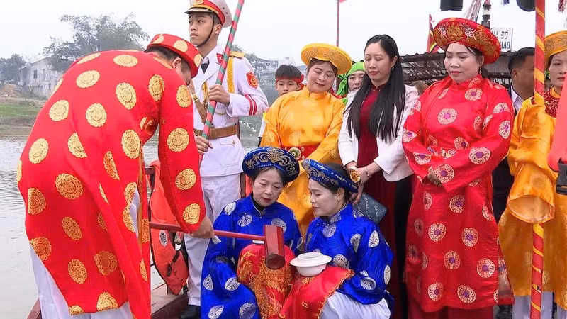 Phần lễ rước nước, nước thiêng được lấy ở giữa dòng sông Hồng đựng trong chóe sau đó khiêng trên kiệu về Đền Du Yến. 1-6061.jpg