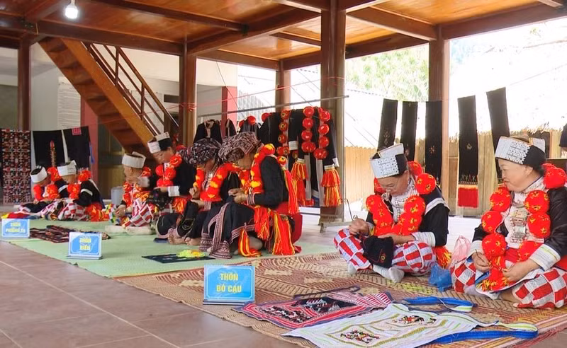 Du khách sẽ được trải nghiệm nghề thêu trang phục truyền thống của dân tộc Dao. 3.jpg