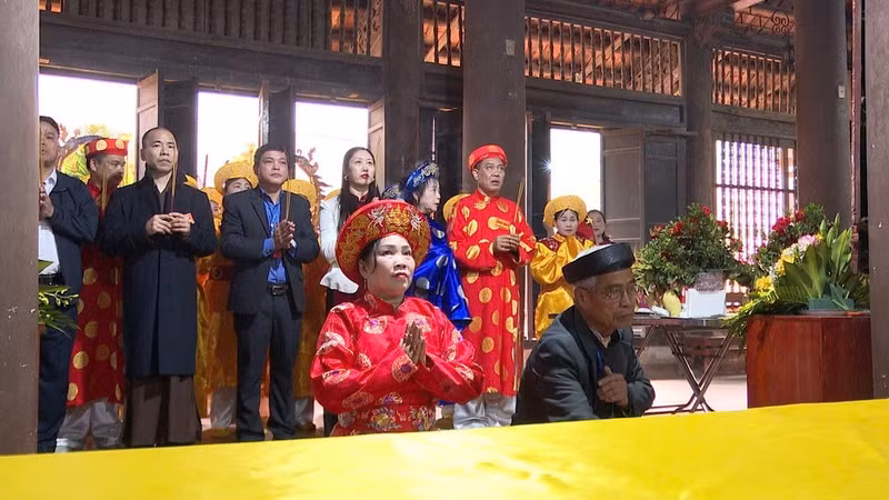 Đền Du Yến hay còn gọi là Đền Mẫu. Đền thờ nữ tướng Nguyễn Thị Hạnh, vị tướng tài giỏi thời Hai Bà Trưng, có công lớn phò tá Hai Bà đánh tan quân Hán xâm lược. 476818051-1361508621837804-1665208331639914820-n.jpg