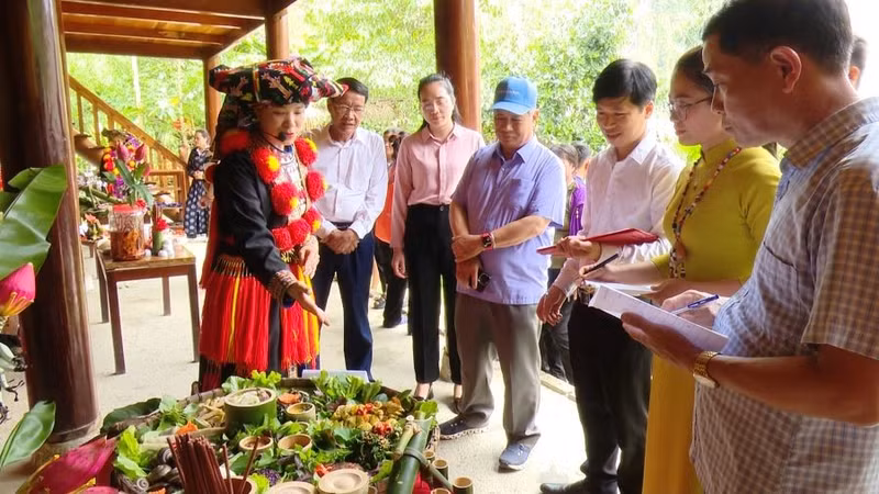 Khu trưng bày và thi mâm cỗ giữa các Homestay trong thôn Bản Biến. 1.jpg