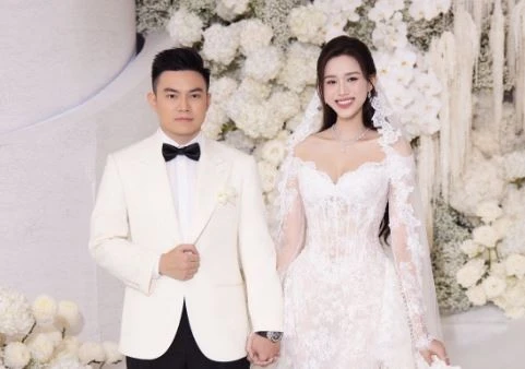 Hoa hậu Đỗ Hà xuất hiện giản dị, cùng ông xã trao quà cho người dân vùng lũ