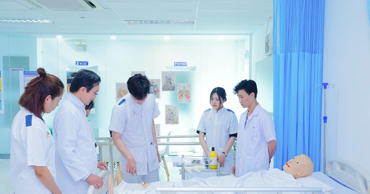 Điểm Sàn Cao Đẳng, Đại Học Ngành Sức Khỏe 2025: Bộ GD&ĐT Chính Thức Công Bố Mức Điểm!