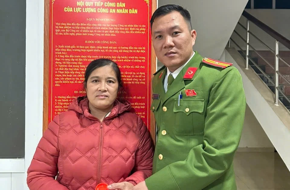 Phát hiện hộp trang sức trong túi áo khoác gửi tặng người dân vùng lũ