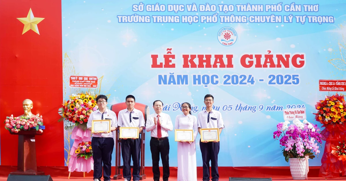 Bí thư Thành ủy Cần Thơ dự khai giảng năm học mới tại Trường THPT chuyên Lý Tự Trọng