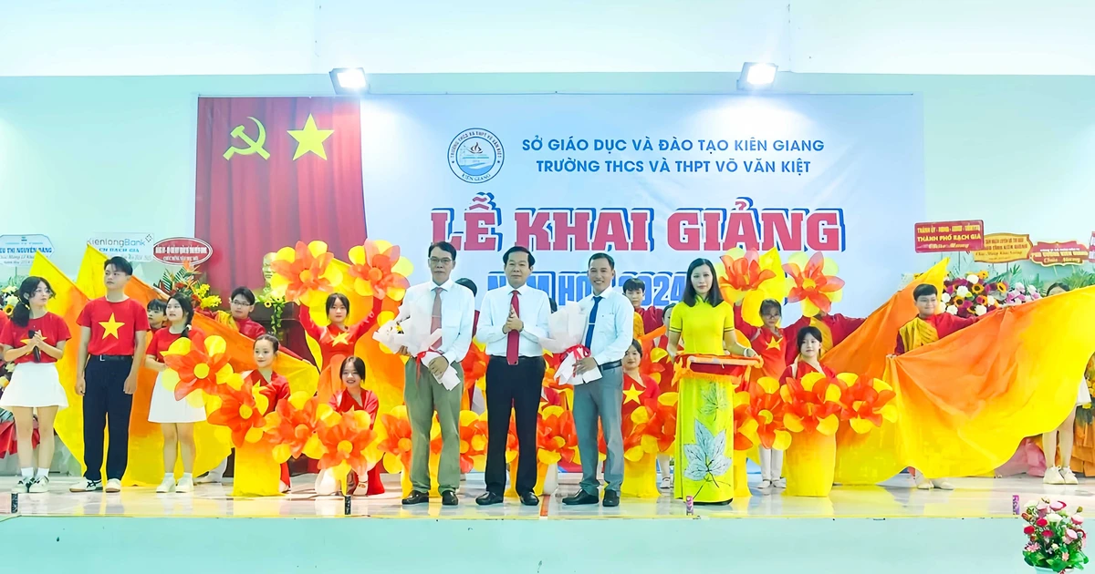 Bí thư Tỉnh ủy Kiên Giang dự lễ khai giảng năm học mới tại Trường THCS&THPT Võ Văn Kiệt