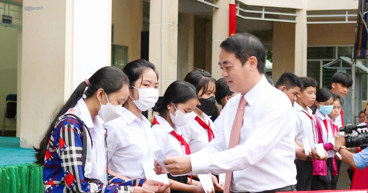 Bí thư Tỉnh ủy Hậu Giang trao học bổng cho học sinh Trường PT Dân tộc nội trú Him Lam