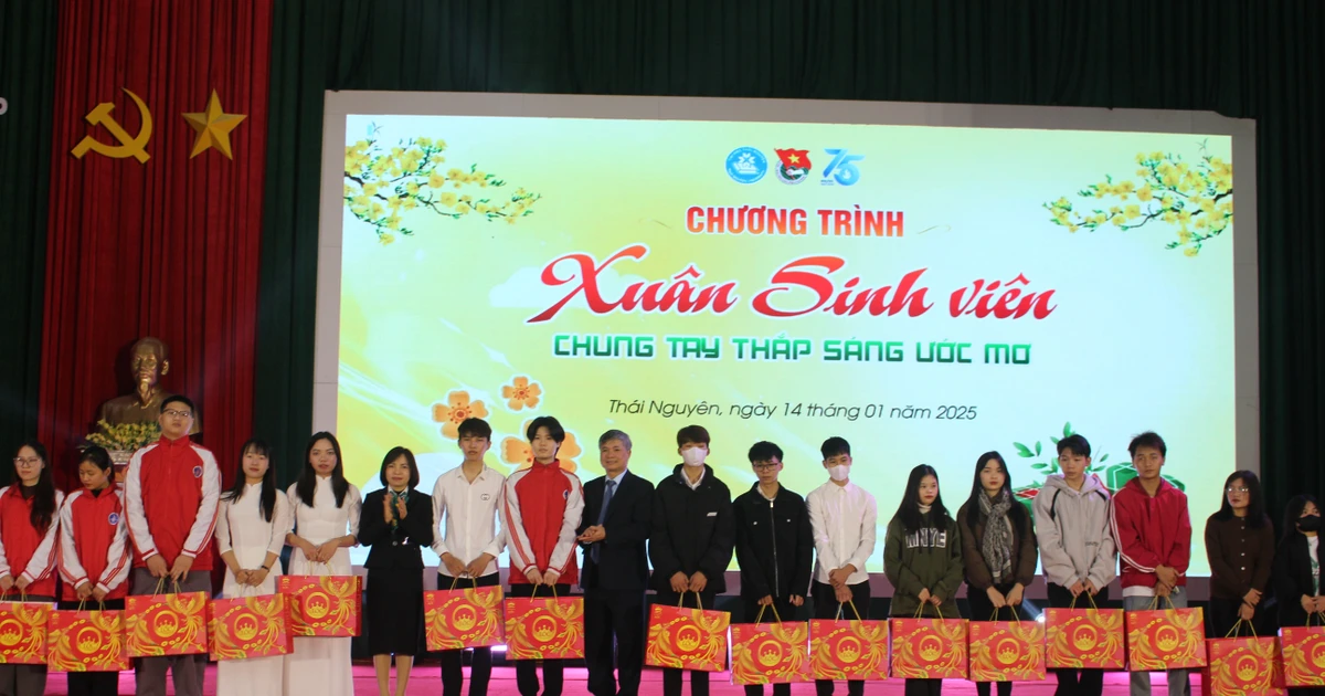 Đại học Thái Nguyên mang tết ấm đến sinh viên có hoàn cảnh khó khăn